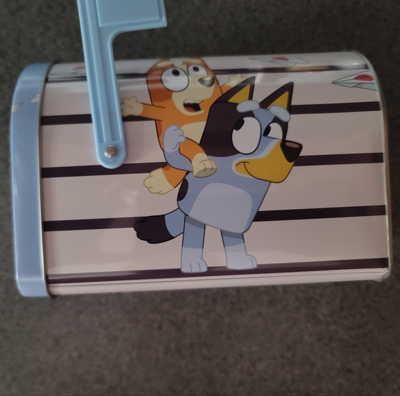 Bluey & Bingo Valentines Tin!! - Picture 2 of 5
